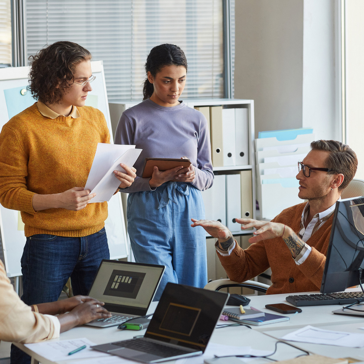 Bachelor Professional IT IHK Gruppe von IT-Experten im Gespräch: Online-Fortbildung Bachelor Professional in IT bei manQ