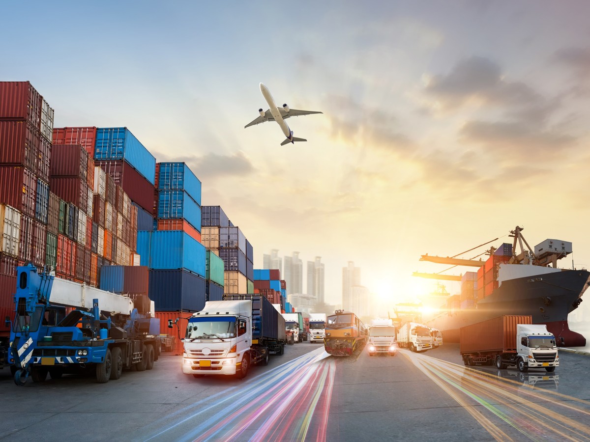 LKW, Containerschiffe, Flugzeug: Symbole für moderne Logistikprozesse
