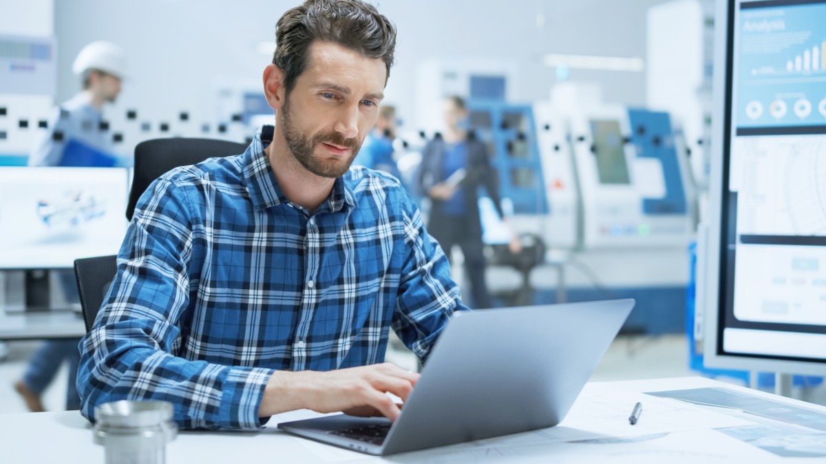 Online-Fortbildung Technischer Betriebswirt IHK bei manQ Technischer Betriebswirt sitzt am Laptop