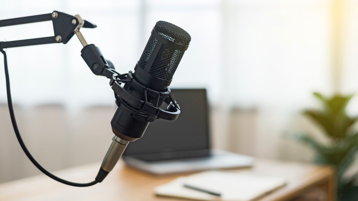 Mikrofon und Laptop: Infos rund um die Aufstiegsfortbildung bei manQ im Podcast