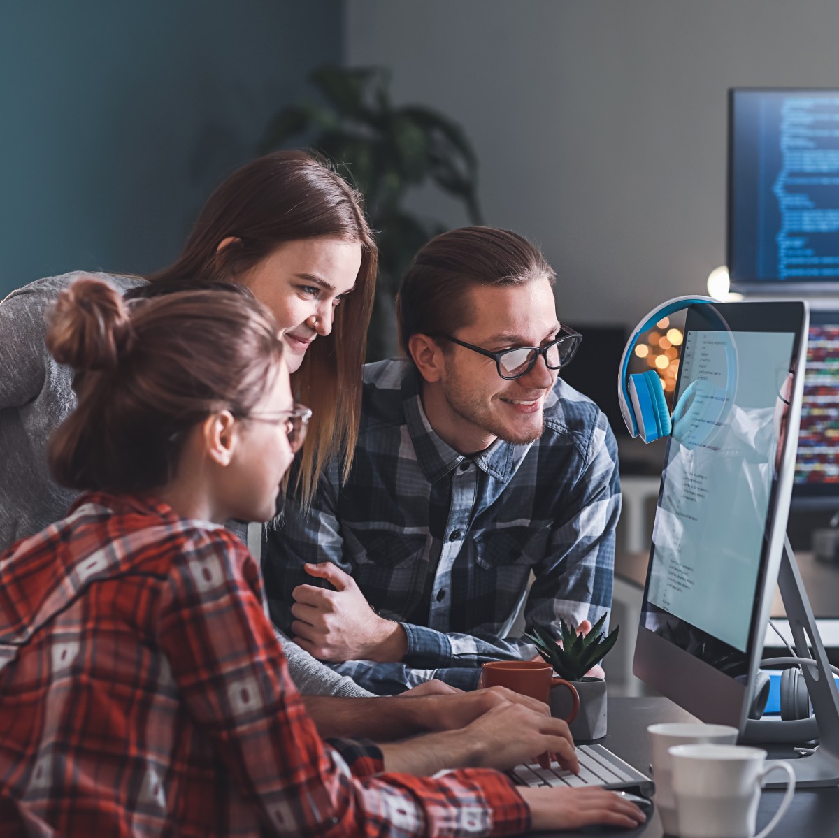 Ausbildungsberufe in der IT-Branche Gruppe von Auszubildenden in der IT-Branche sitzen vor Rechner/Bildschirm