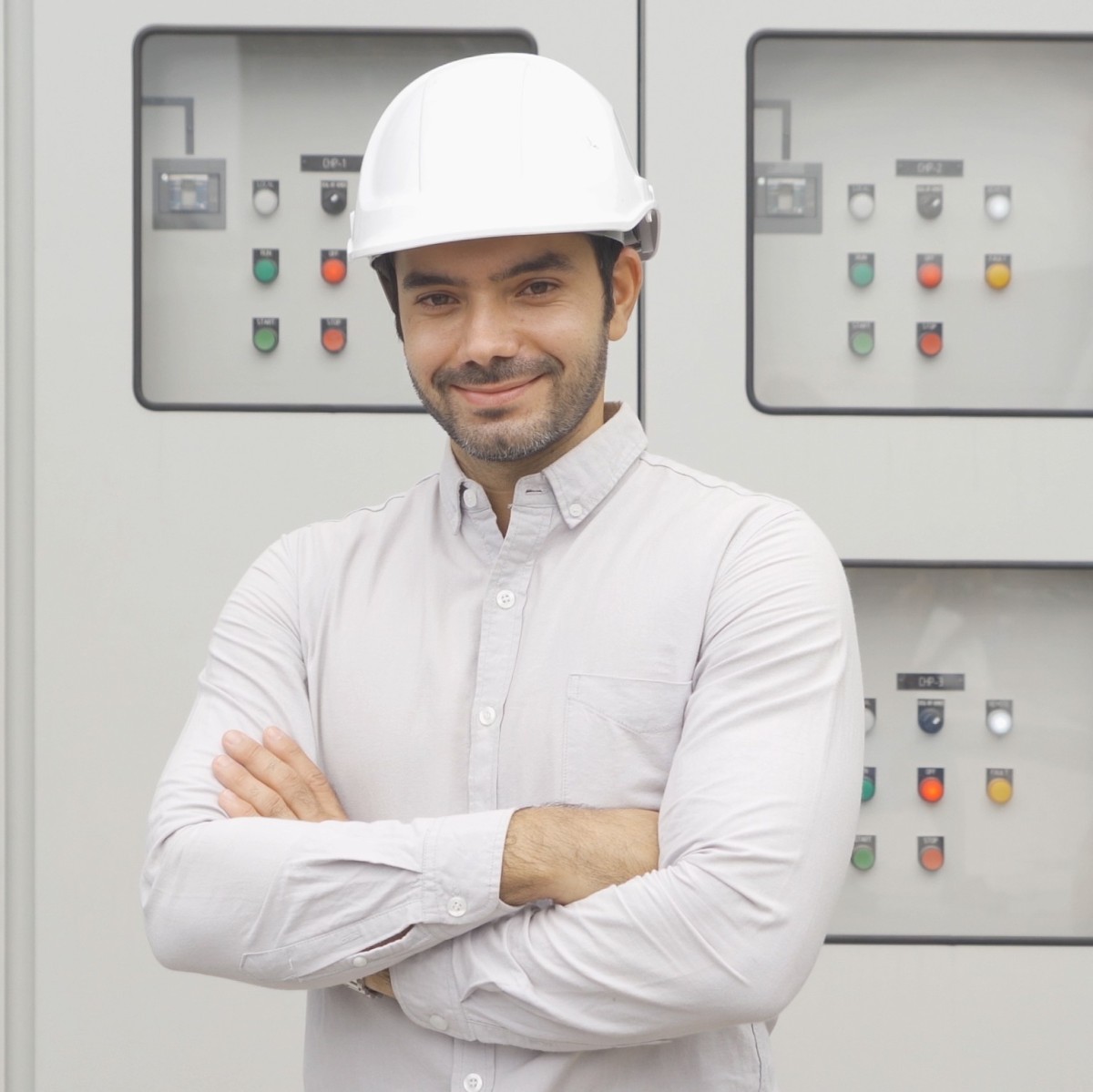 Industriemeister/-in Elektrotechnik IHK Geprüfter Industriemeister Elektrotechnik steht vor Schaltschrank