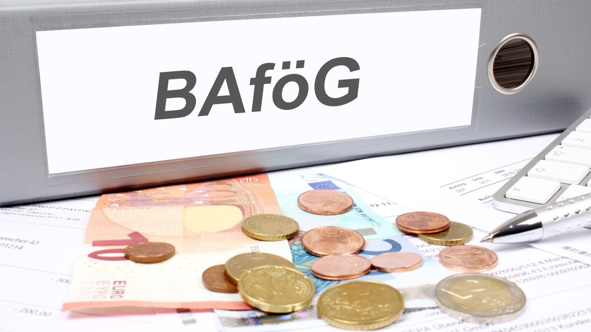 Aufstiegs-BAföG (ehemals Meister-BAföG) Geld und Ordner mit BAföG-Beschriftung: manQ unterstützt Dich bei der Beantragung