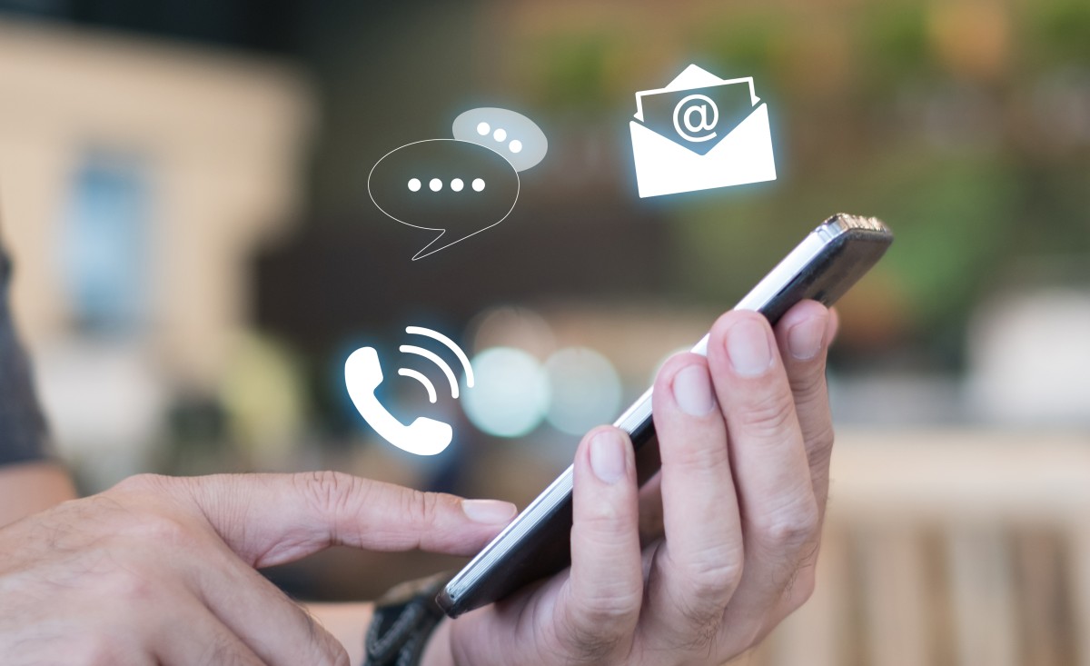 Nimm mit uns Kontakt auf Hand gibt Kontaktoptionen am Smart-Phone ein: manQ per Telefon oder Formular kontaktieren