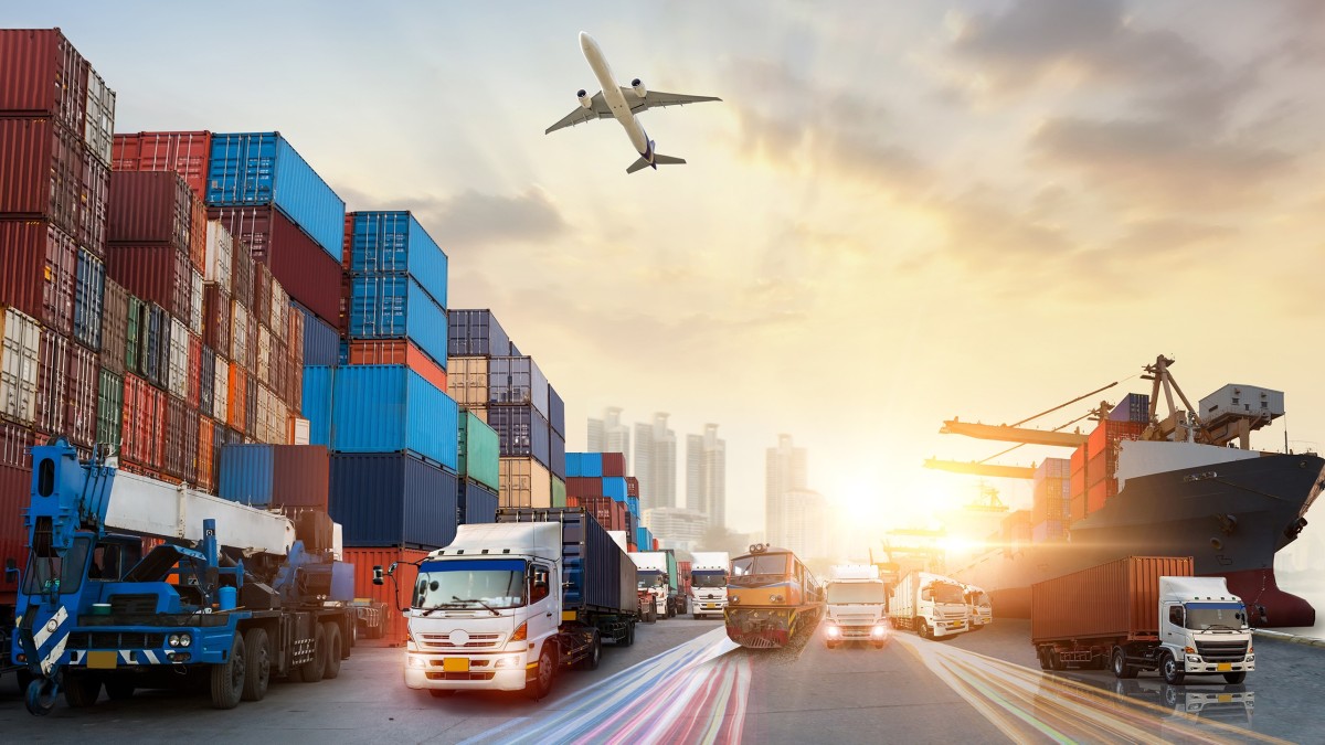 Karriere in der Transport- und Logistikbranche LKW, Containerschiffe, Flugzeug: Symbole für moderne Logistikprozesse