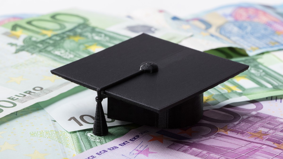 Weiterbildungsstipendium Geldscheine und Doktorhut: Das Weiterbildungsstipendium ist ein Förderprogramm des Bundesministeriums für Bildung und Forschung
