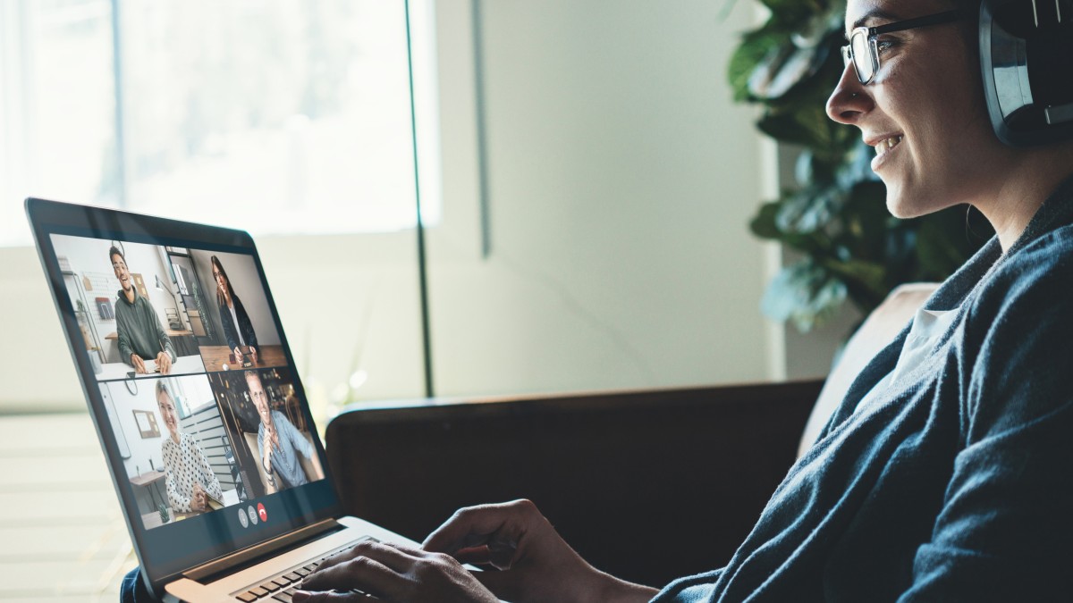 Live-Webinare Frau nimmt am Live-Webinar teil, Live-Webinare sind Präsenzunterricht im virtuellen Klassenraum (Videokonferenz)