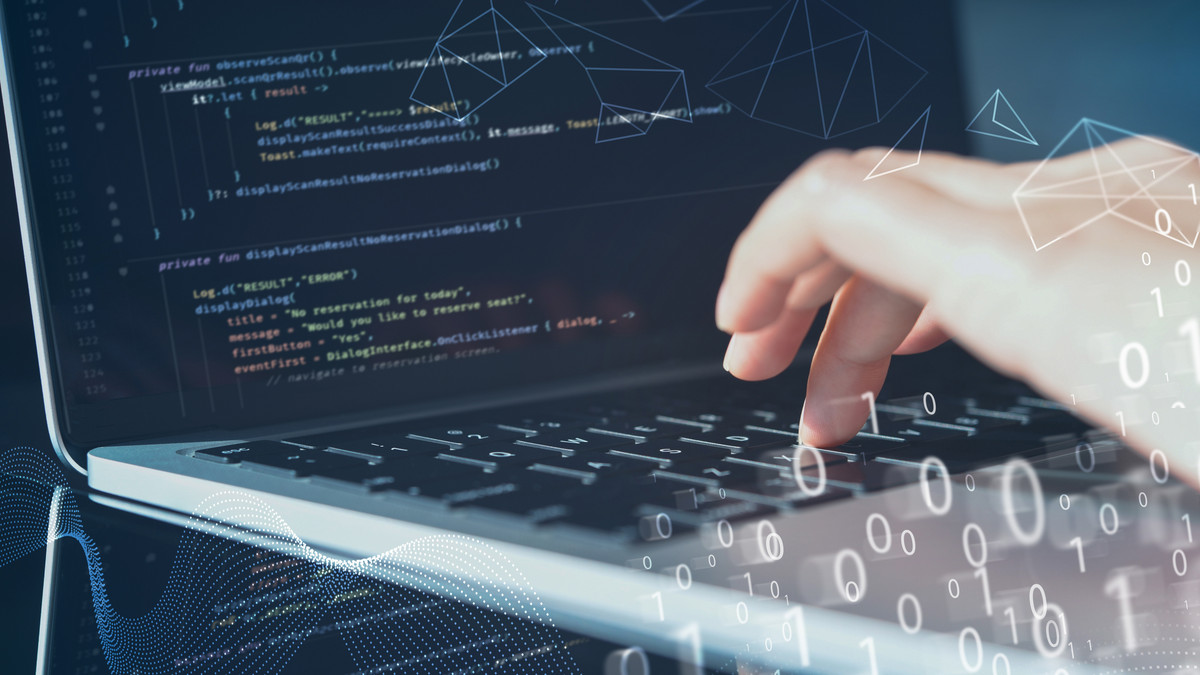 Karriere in der IT-Branche Hand gibt über Tastatur Daten ein, Nullen und Einsen erscheinen