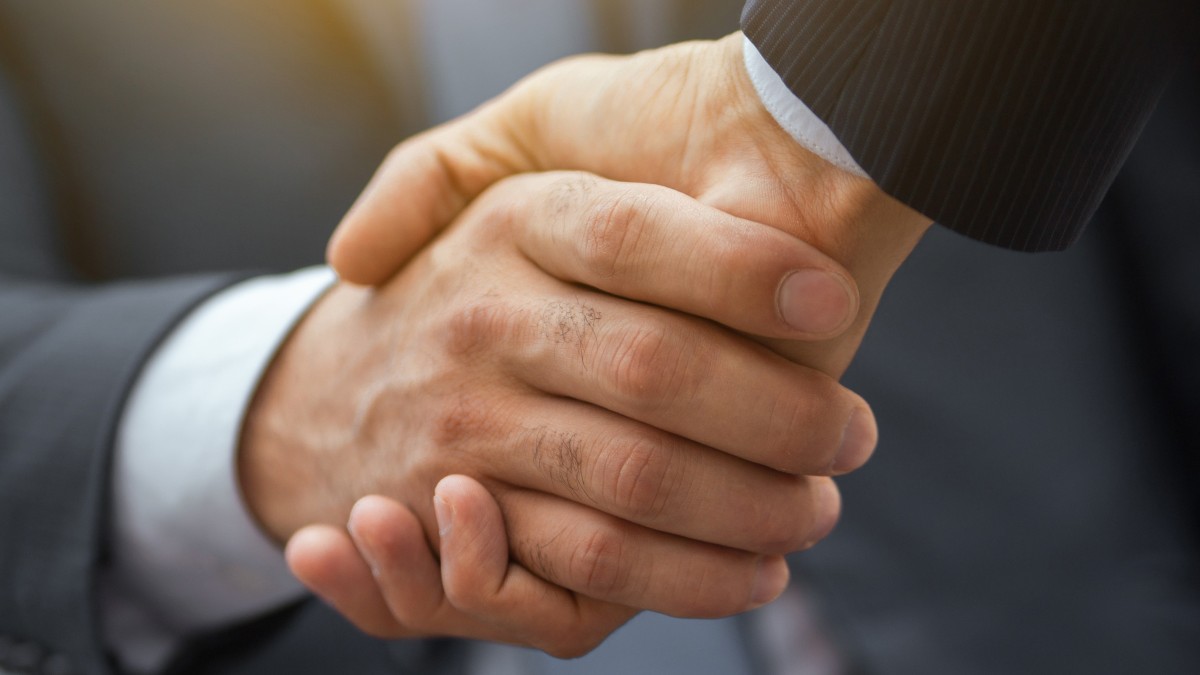 Nahaufnahme Handschlag: manQ als Partner für Mitarbeiterentwicklung