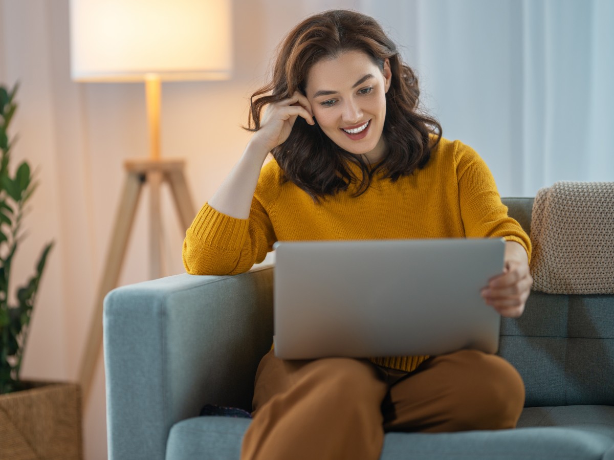 Anmeldung zum kostenfreien Online-Infoabend Frau sitzt vor dem Laptop, um Fragen zum kostenfreien Online-Infoabend zu klären