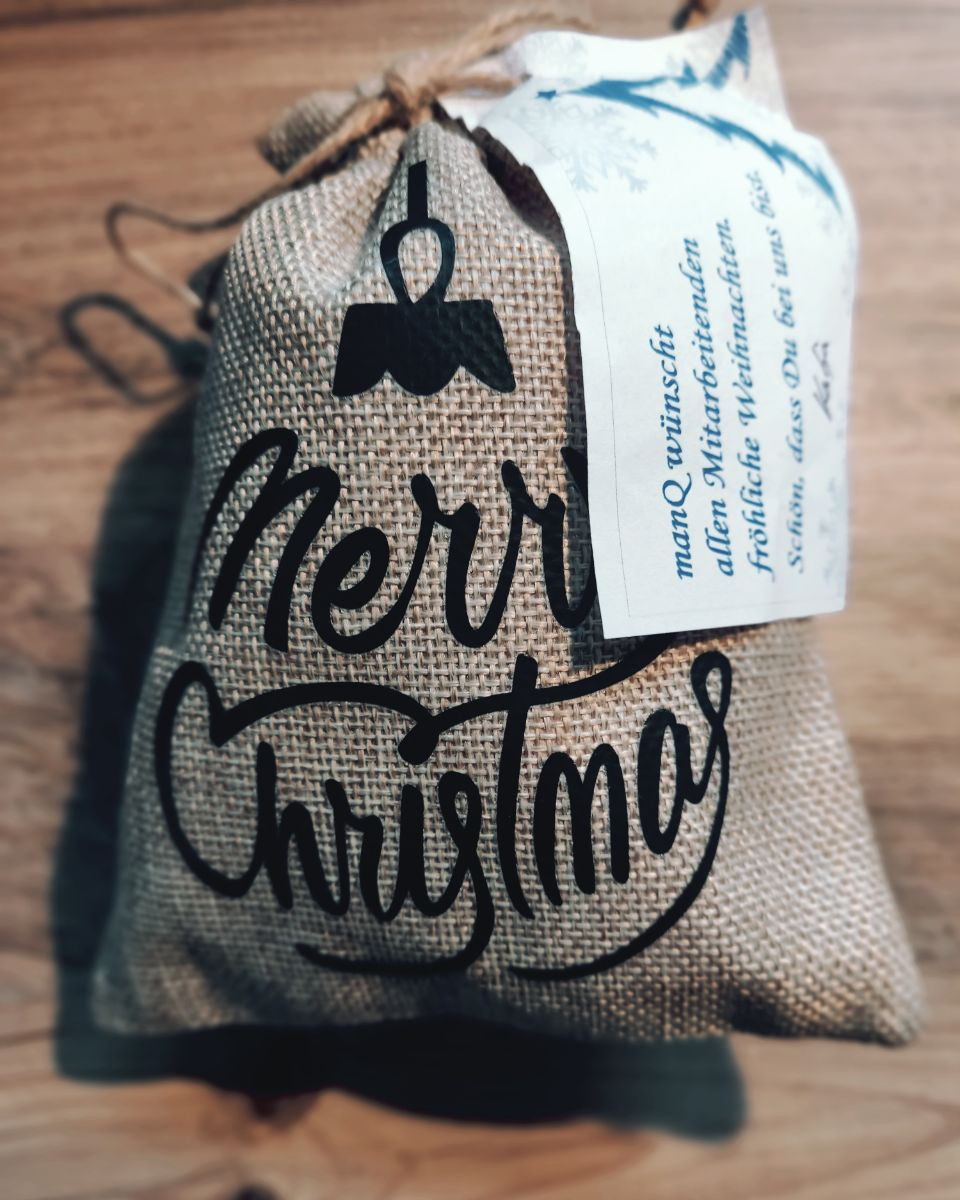 Kleines Weihnachtsgeschenk mit süßem Inhalt Jutesäckchen mit Aufschrift Merry Christmas und Dankesanhänger, gefüllt mit Pralinen