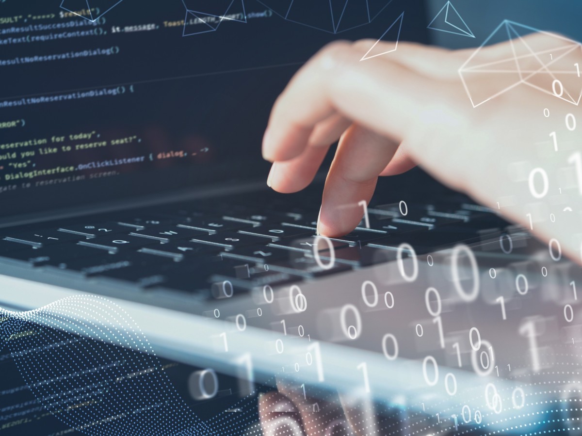 Fortbildungen von manQ in der IT-Branche Hand gibt über Tastatur Daten ein, Nullen und Einsen erscheinen