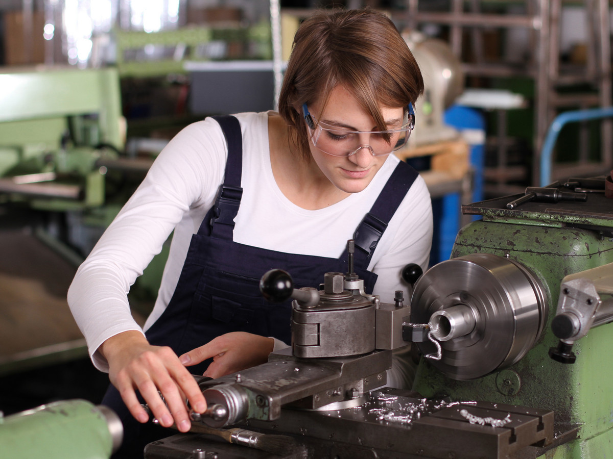 Ausbildungsberufe in der Metallindustrie Auszubildende an einer Fräsmachine
