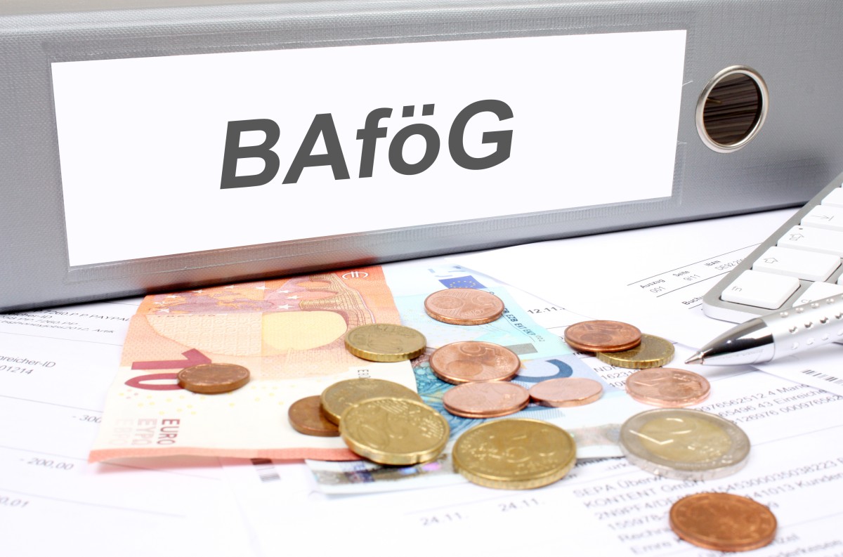 Aufstiegs-BAföG Geld und Ordner mit BAföG-Beschriftung: manQ unterstützt Dich bei der Beantragung