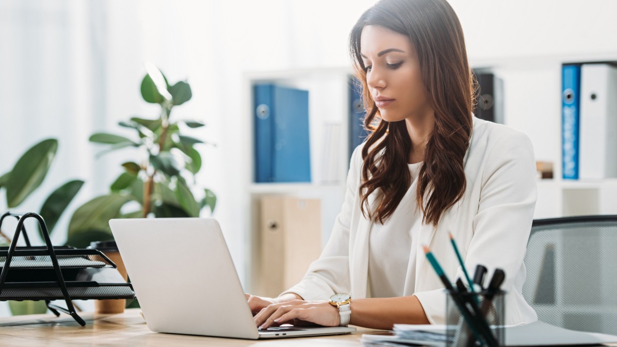 Geprüfte Fachwirtin für Büro- und Projektorganisation sitzt am Laptop