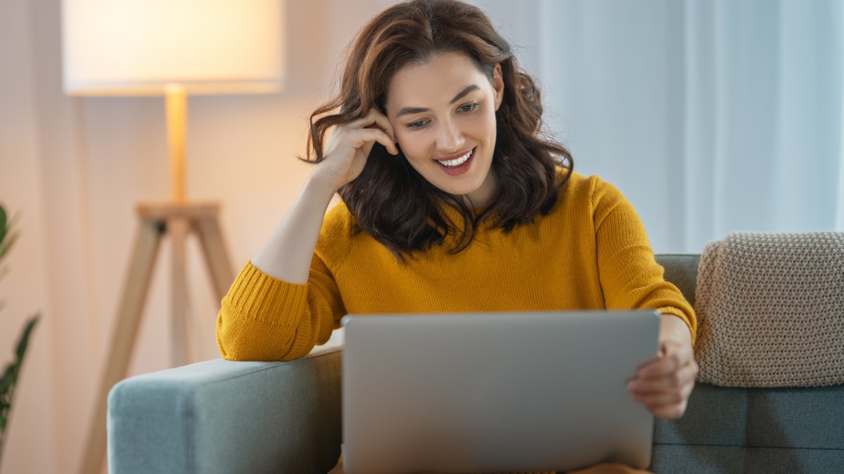 Anmeldung zum kostenfreien Online-Infoabend Frau sitzt vor dem Laptop, um Fragen zum kostenfreien Online-Infoabend zu klären